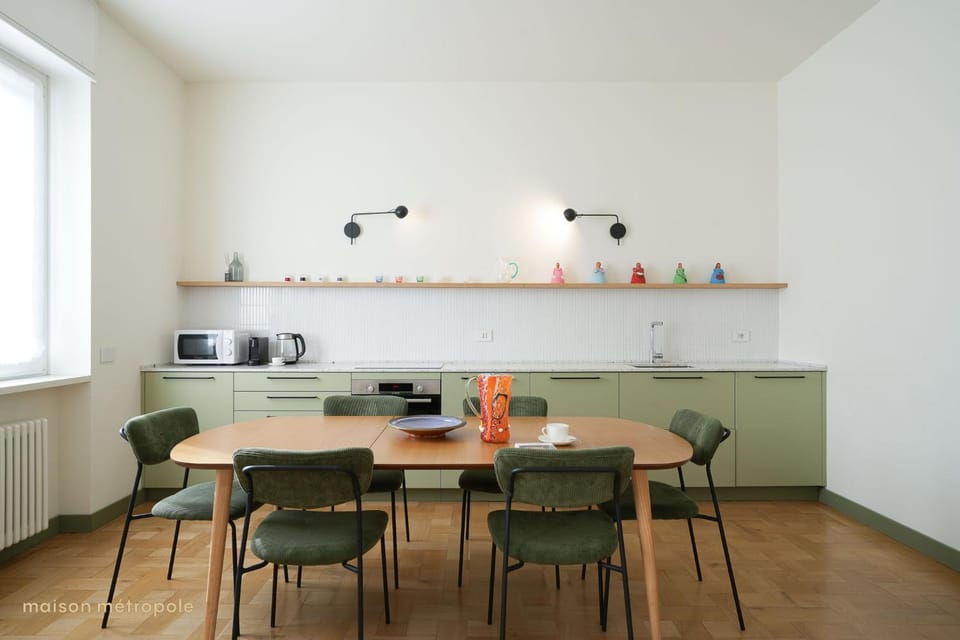 Kitchen or kitchenette, Dining area
