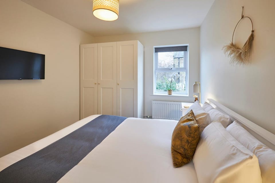 Bed, TV and multimedia, Bedroom, wardrobe