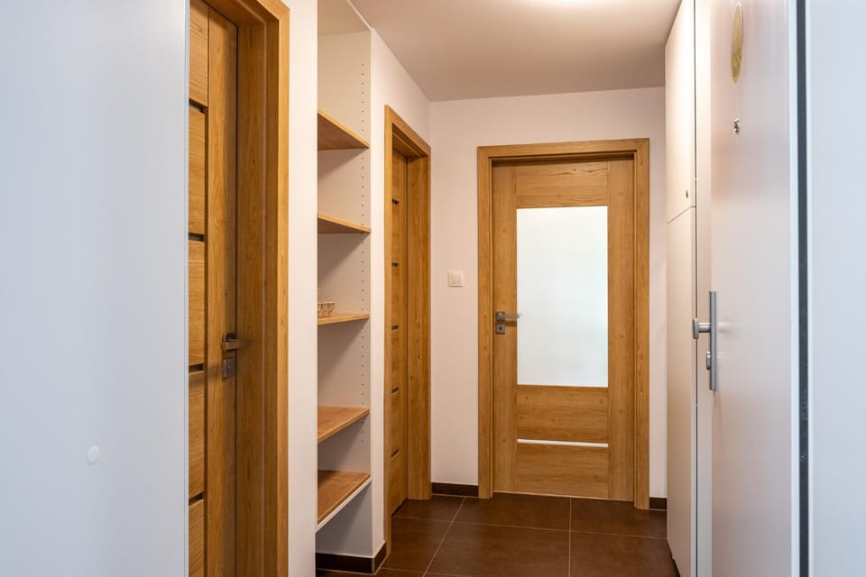 Area and facilities, wardrobe