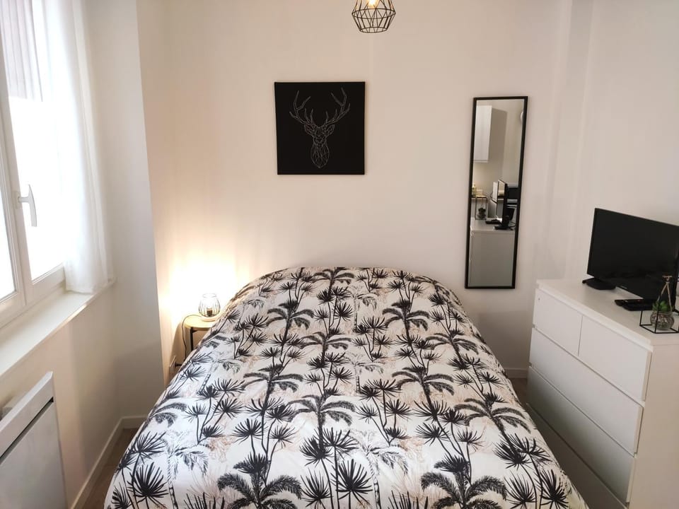 Bed, TV and multimedia, Bedroom, storage