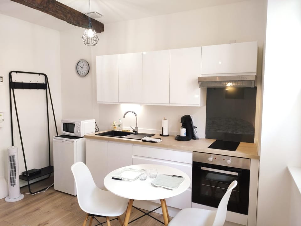 Dining area, fireplace, minibar, pet friendly, stove, kitchen