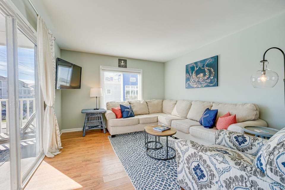 Steps to Ocean: Water-View Carolina Beach Unit! Apartment in Carolina Beach