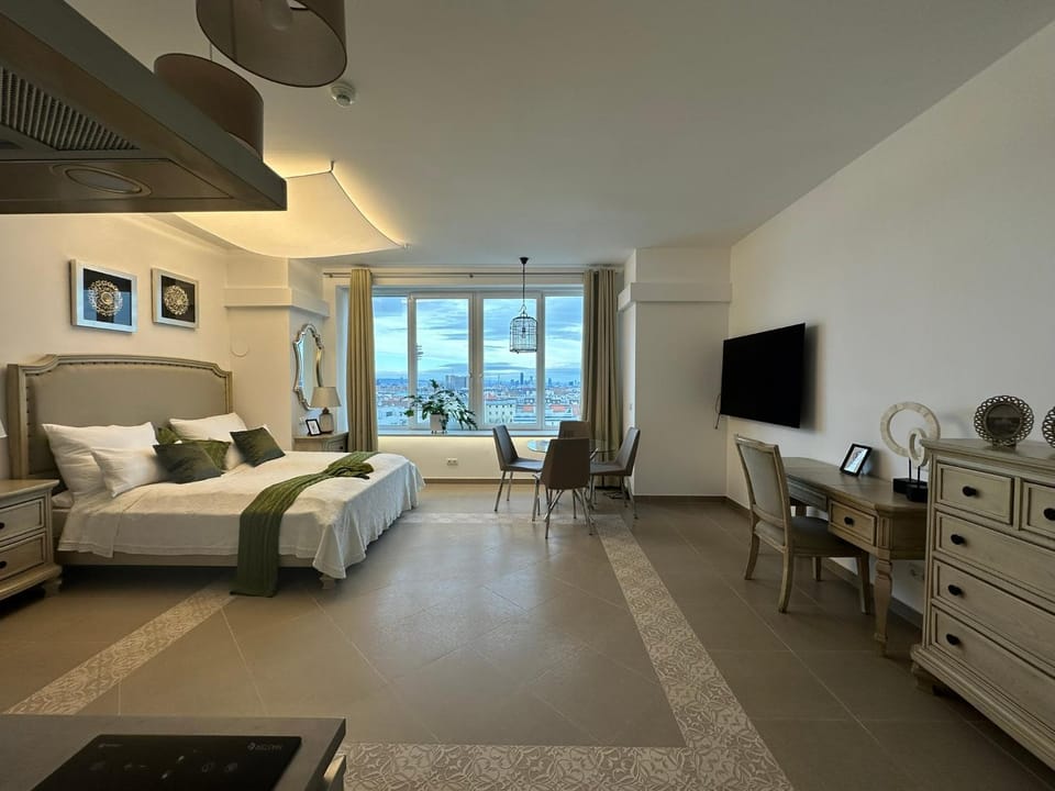 Bed, TV and multimedia, Photo of the whole room, Dining area, storage