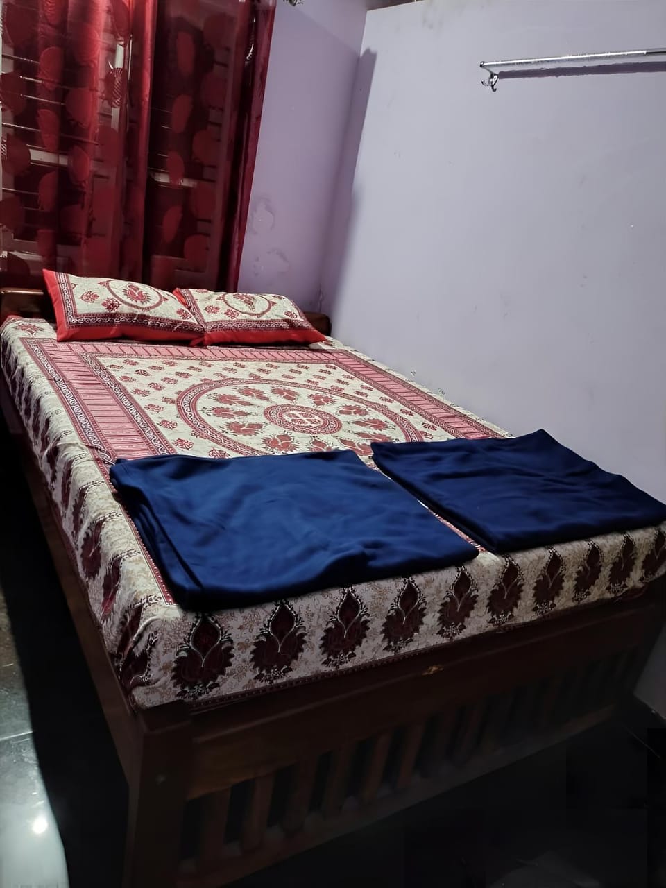 Bed, towels, Internal: Not applicable to any particular room