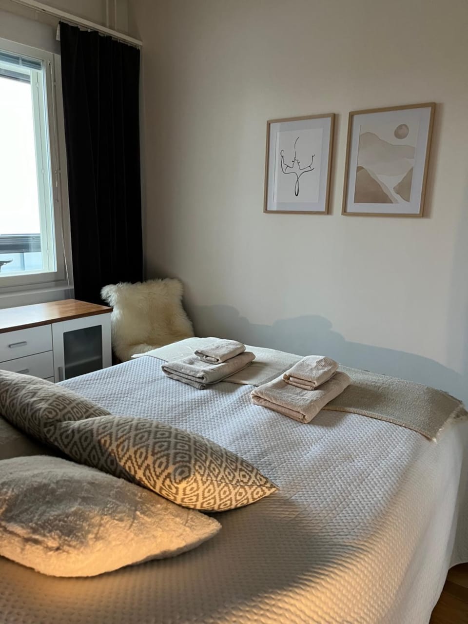 Bed, towels
