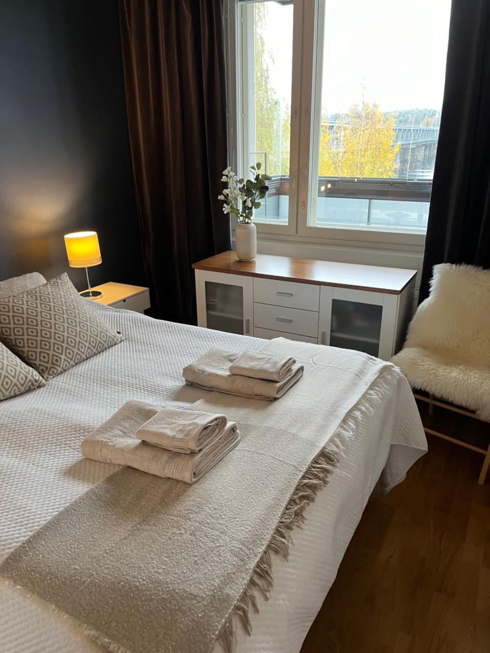 Bed, Photo of the whole room, towels