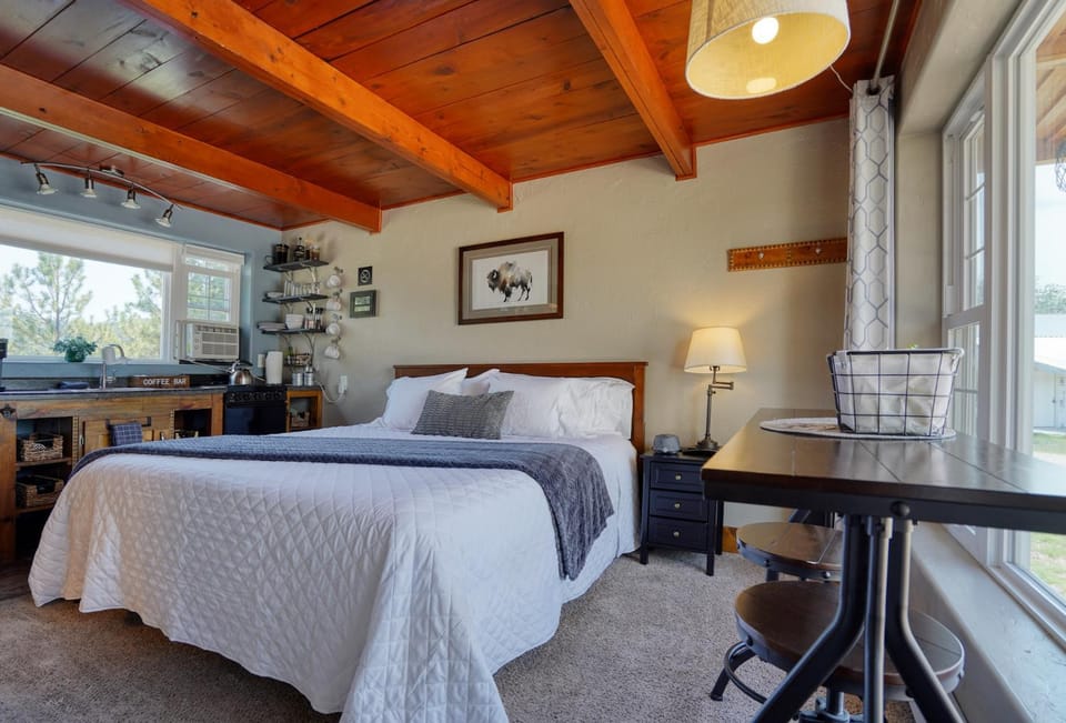 Bed, Dining area, Bedroom, kitchen