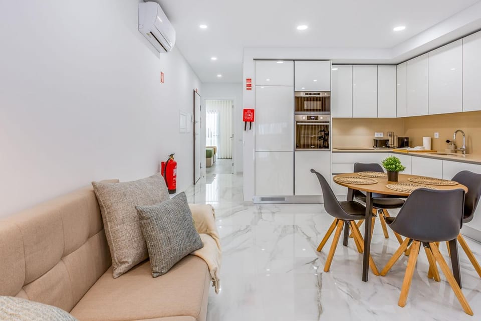 Kitchen or kitchenette, Living room, Seating area, Dining area, minibar, pet friendly, stove