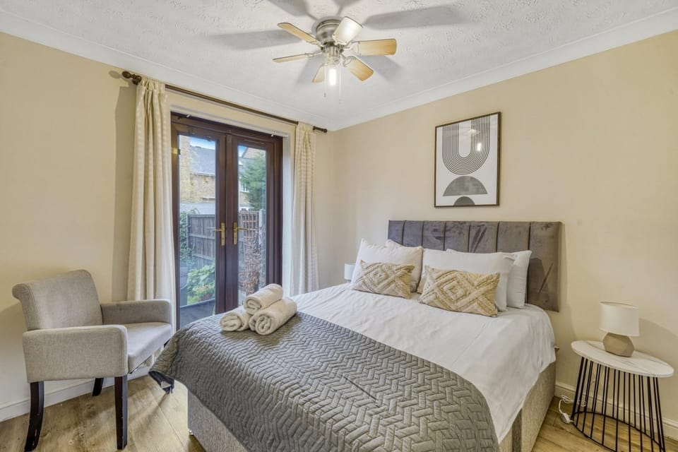 Executive 4 Bedroom Town House in Canada Water FREE WIFI & PARKING Apartment in London Borough of Southwark