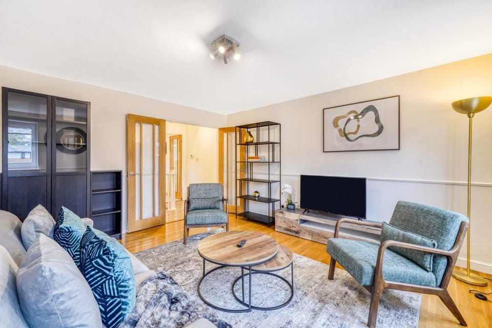 Executive 4 Bedroom Town House in Canada Water FREE WIFI & PARKING by City Stay Aparts London Bed and Breakfast in London Borough of Southwark