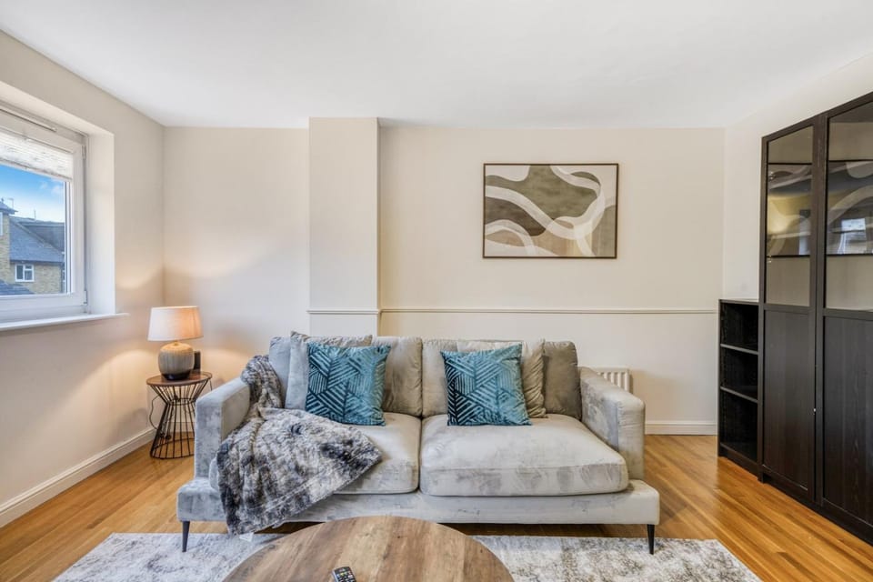 Executive 4 Bedroom Town House in Canada Water FREE WIFI & PARKING by City Stay Aparts London Bed and Breakfast in London Borough of Southwark