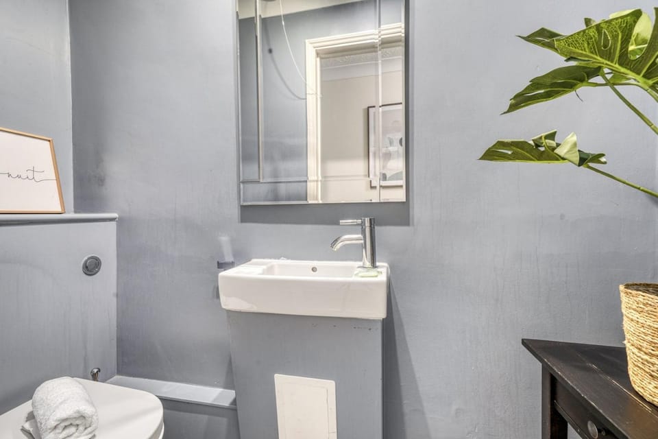 Executive 4 Bedroom Town House in Canada Water FREE WIFI & PARKING Apartment in London Borough of Southwark