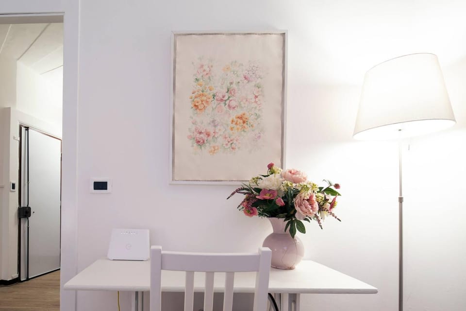 Bed, Decorative detail, Seating area, Dining area, Bedroom, internet