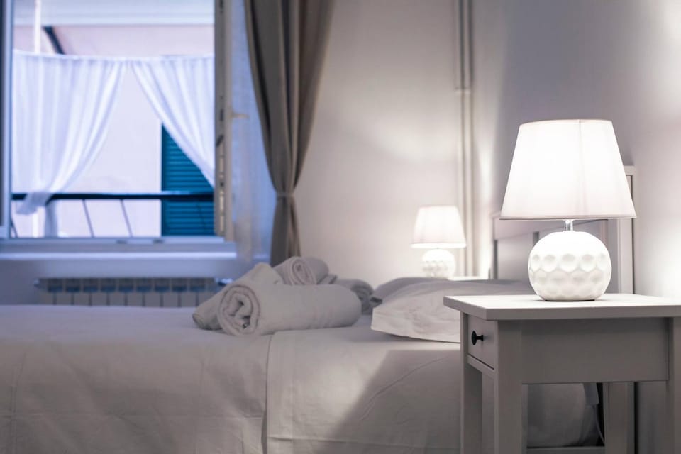 Bed, Bedroom, heating, towels