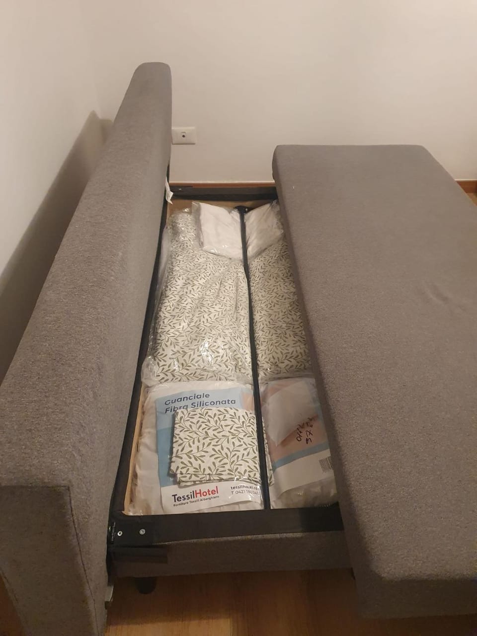 Bed, Living room