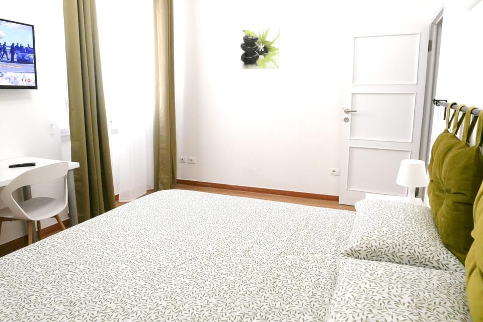 Bed, TV and multimedia, Bedroom
