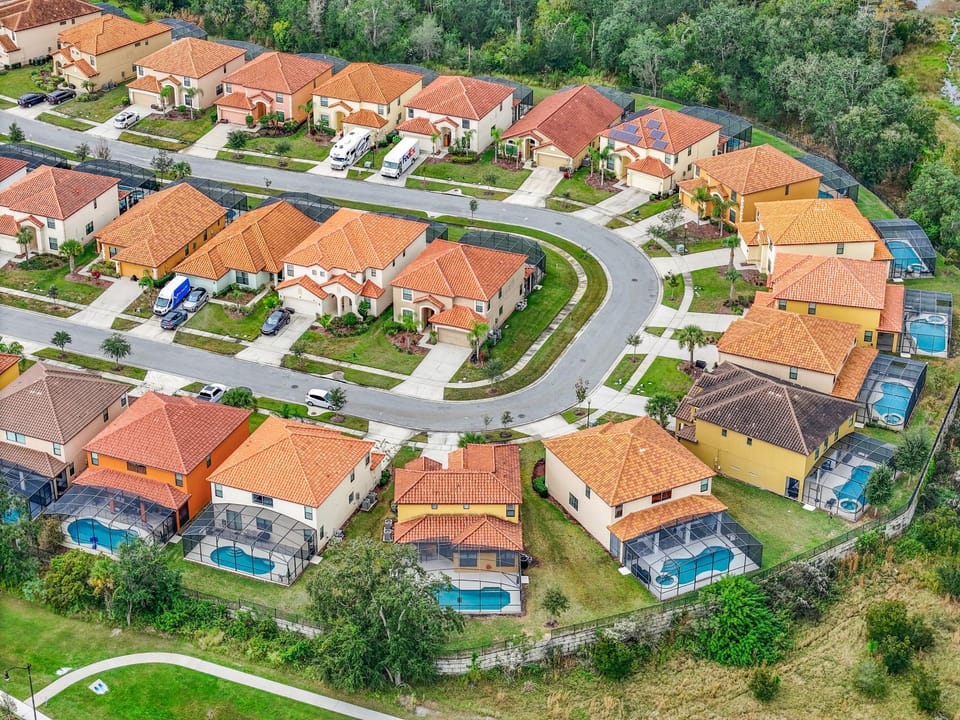 Property building, Neighbourhood, Natural landscape, Bird's eye view, Pool view, Street view, Swimming pool, Location
