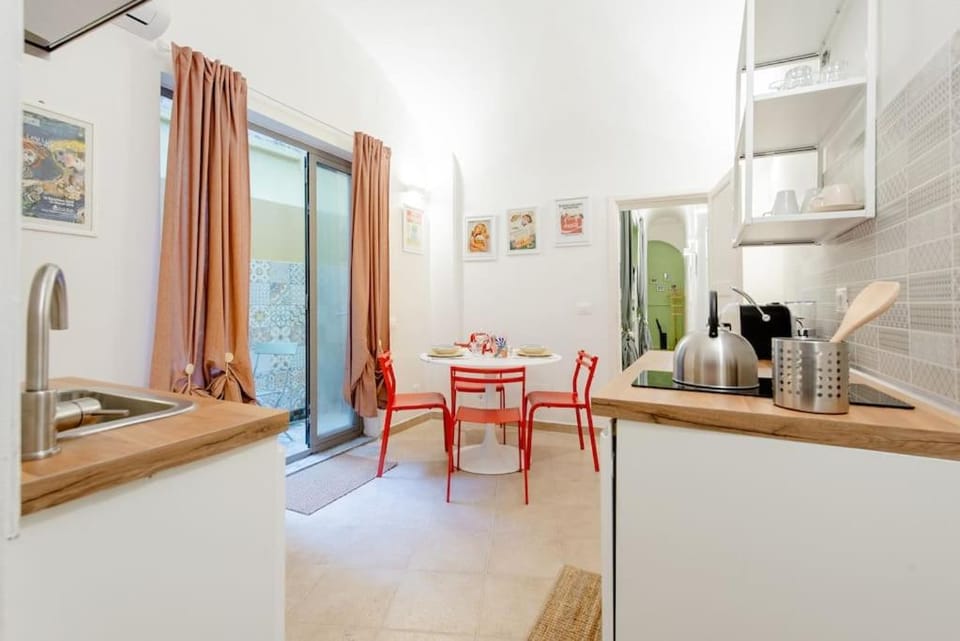 Kitchen or kitchenette, Dining area, stove