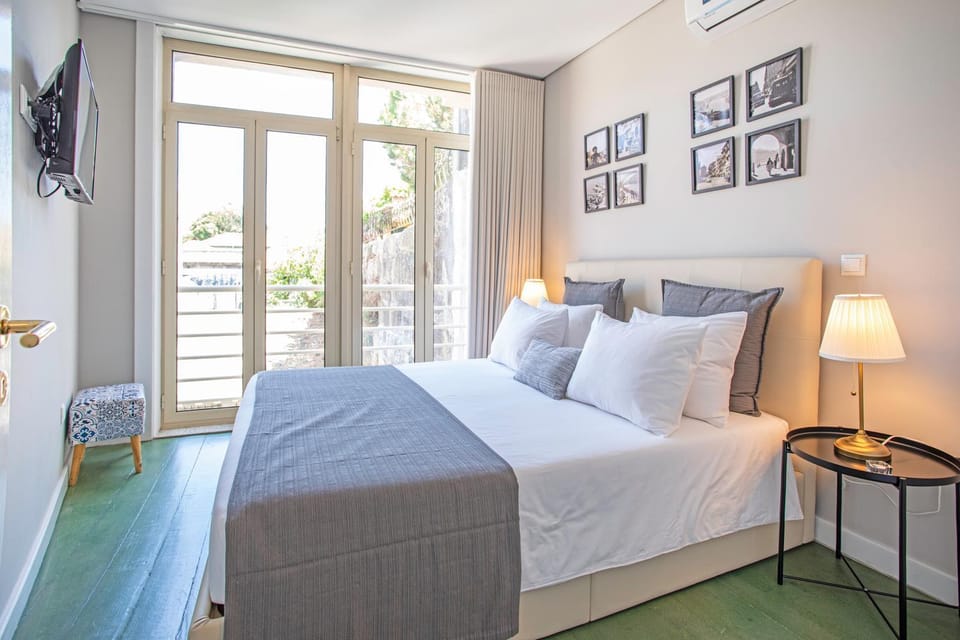 Bed, TV and multimedia, Photo of the whole room, Decorative detail, Bedroom