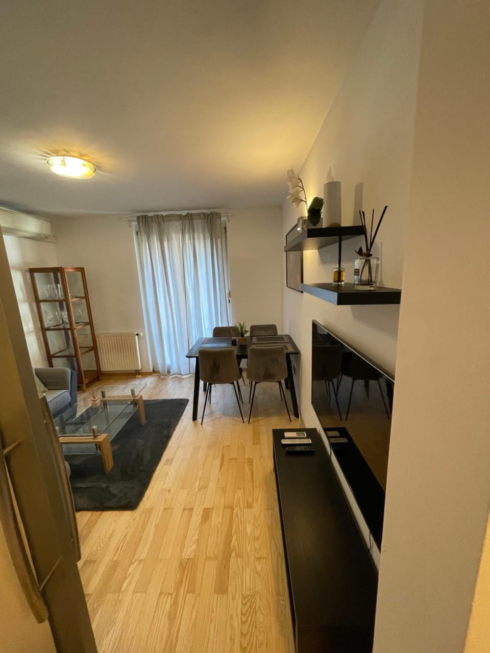 TV and multimedia, Seating area, Dining area