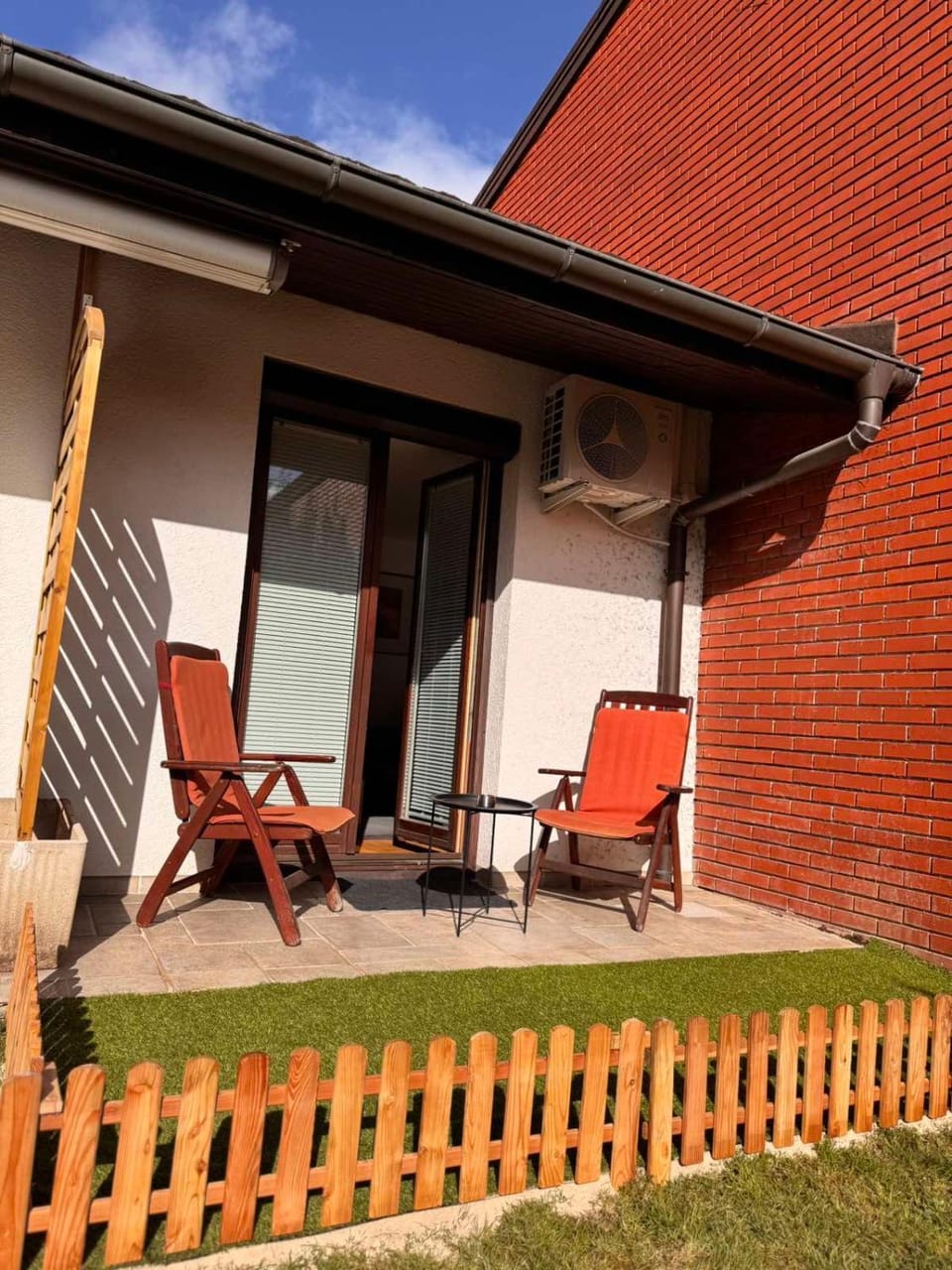 Property building, Patio, Day, Garden, Balcony/Terrace, sunbed