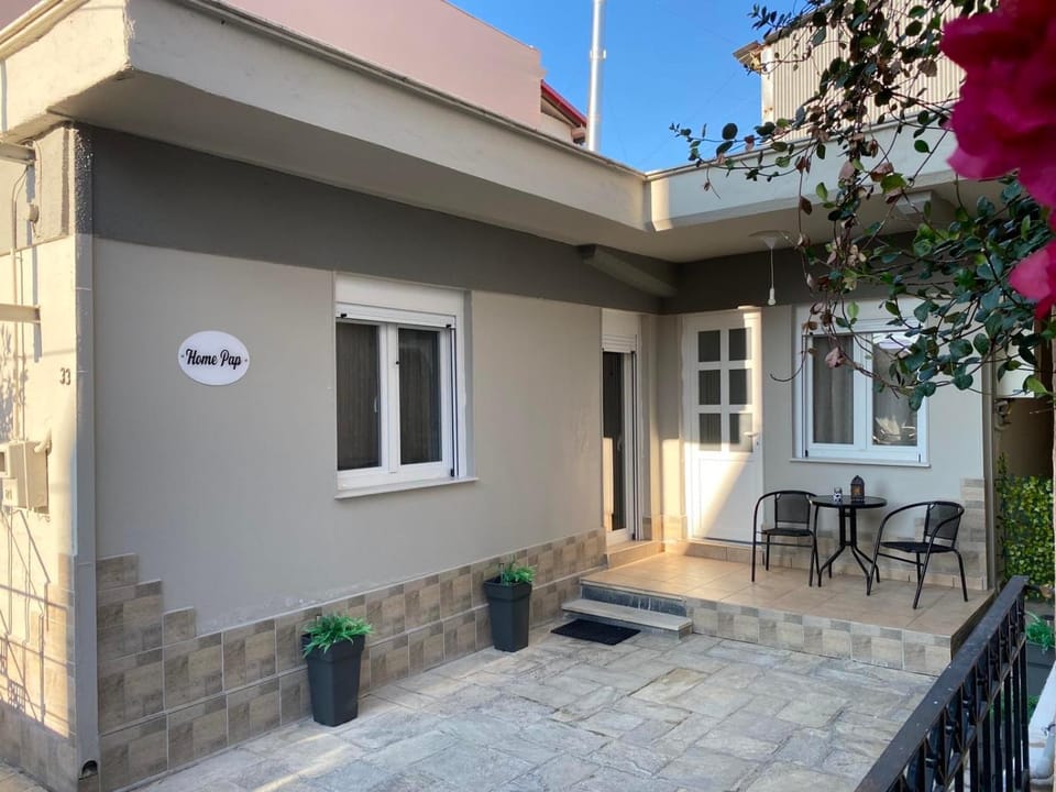 Property building, Patio, Balcony/Terrace
