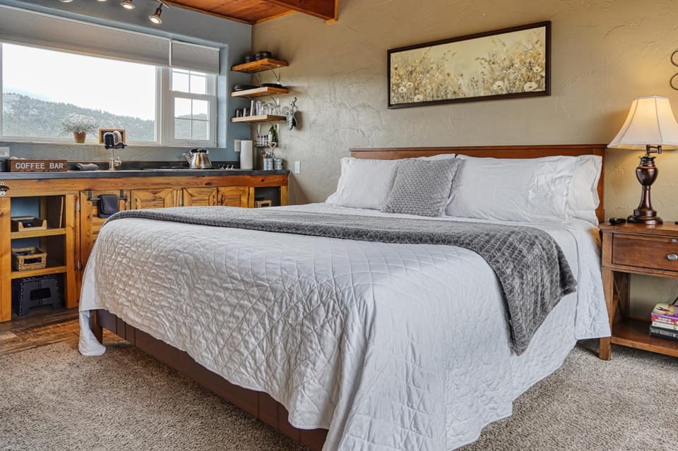 Bed, Bedroom, kitchen