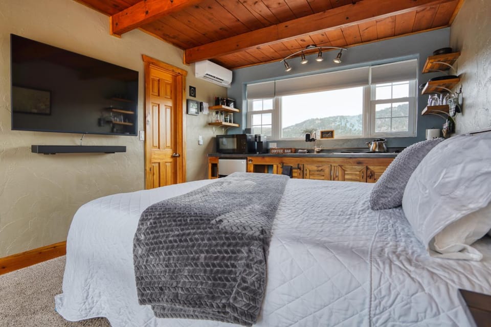 Bed, TV and multimedia, Bedroom, kitchen