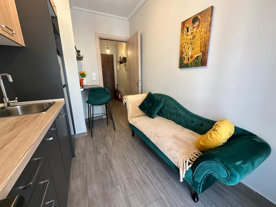 Kitchen or kitchenette, Seating area, Dining area