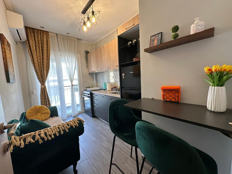 Kitchen or kitchenette, Seating area