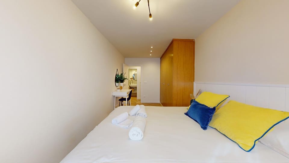 Photo of the whole room, Bedroom