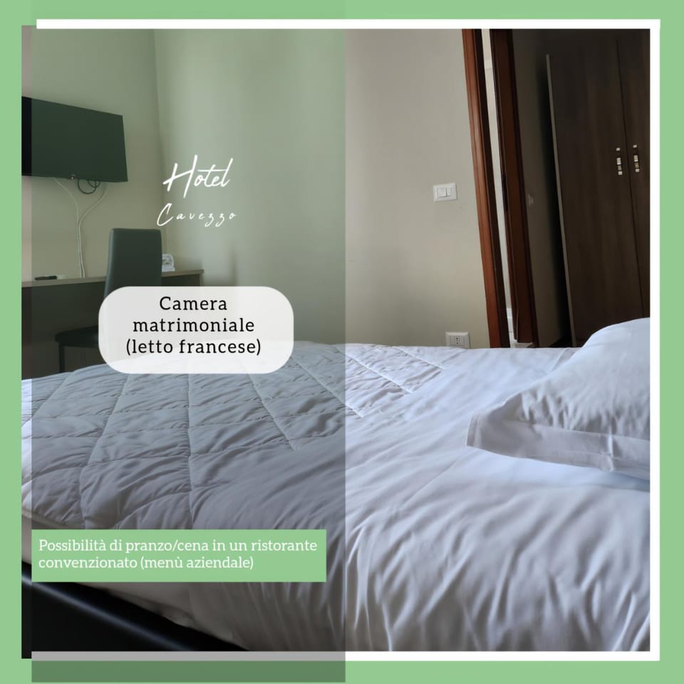 Bed, Property logo or sign, TV and multimedia, Photo of the whole room, Logo/Certificate/Sign, Bedroom, Text overlay, Certificate/Award