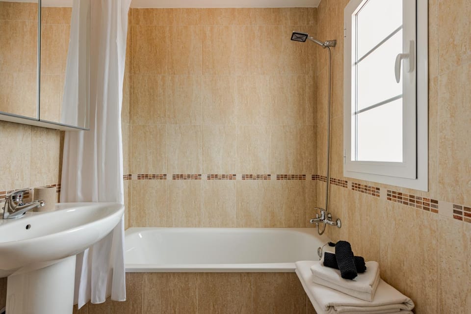 Bathroom, Bath, towels