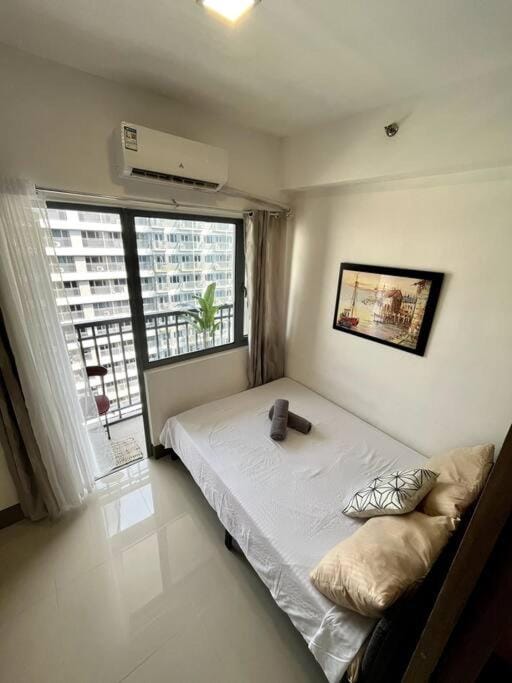 Bed, Photo of the whole room, Bedroom, towels, air conditioner