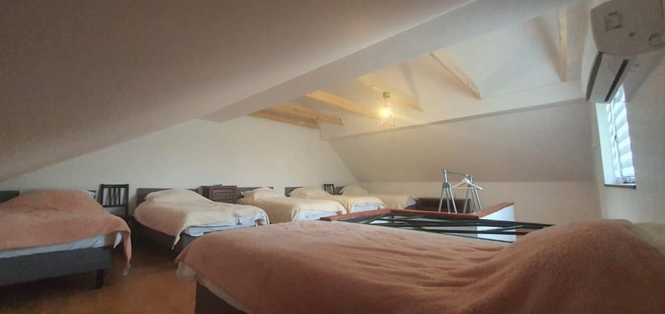 Bed, Living room, Photo of the whole room, Seating area, Bedroom, air conditioner