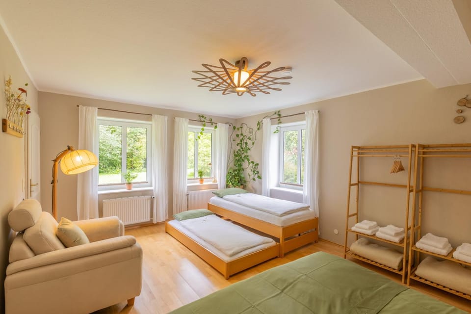Bed, Photo of the whole room, Seating area, Bedroom, towels