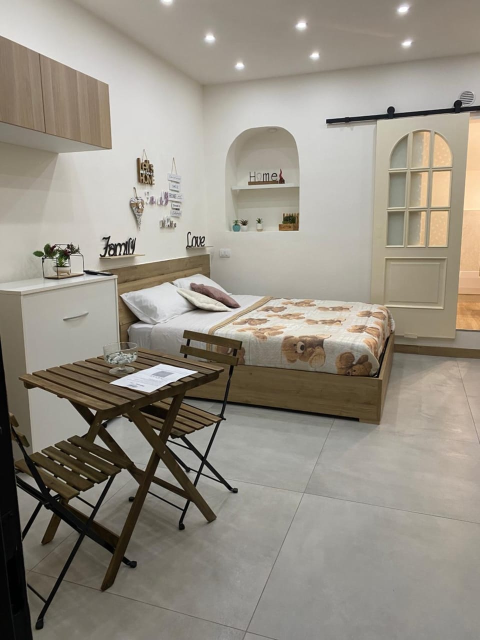 Bed, Living room, Photo of the whole room, Seating area, Bedroom