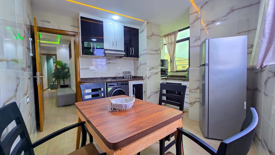 Kitchen or kitchenette, Dining area, oven