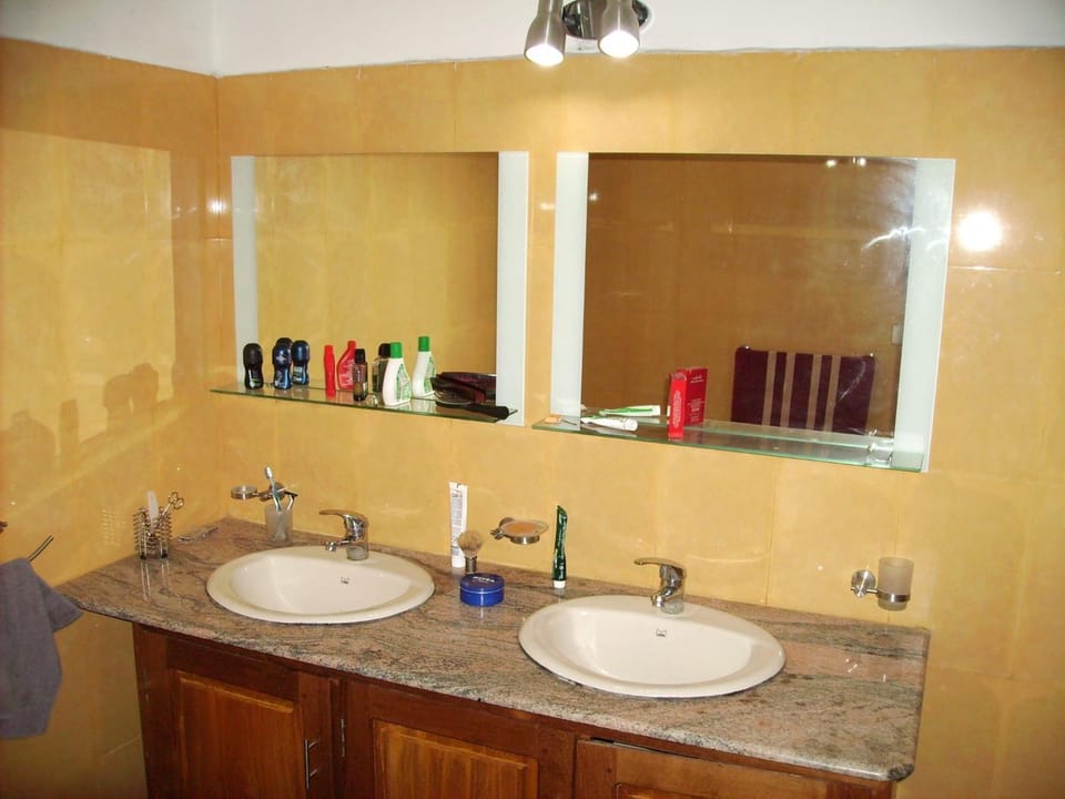 4 Bedroom House at Kottayam Town Ac 812'983'5682 Germa'n villa Apartment in Kottayam