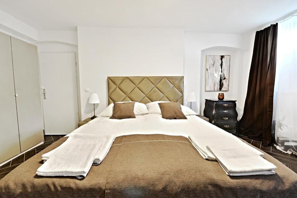 Bed, Photo of the whole room, Bedroom, towels
