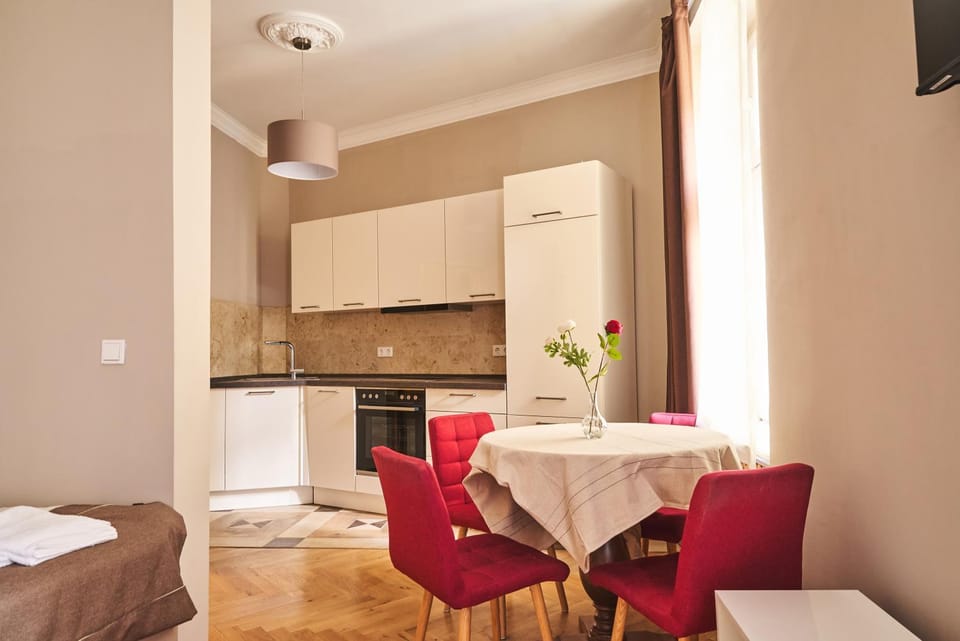 Kitchen or kitchenette, Living room, Seating area, Dining area, oven