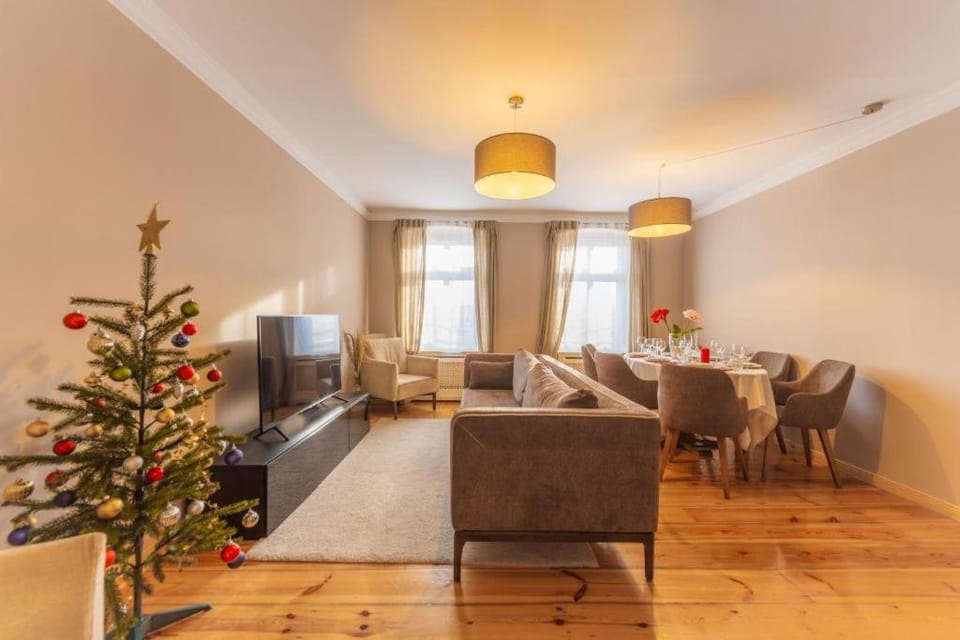 TV and multimedia, Living room, Seating area, Evening entertainment