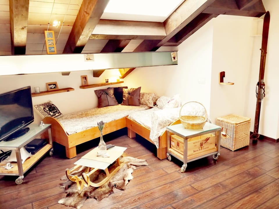 Communal lounge/ TV room, Bed, TV and multimedia, Living room, Seating area, Evening entertainment