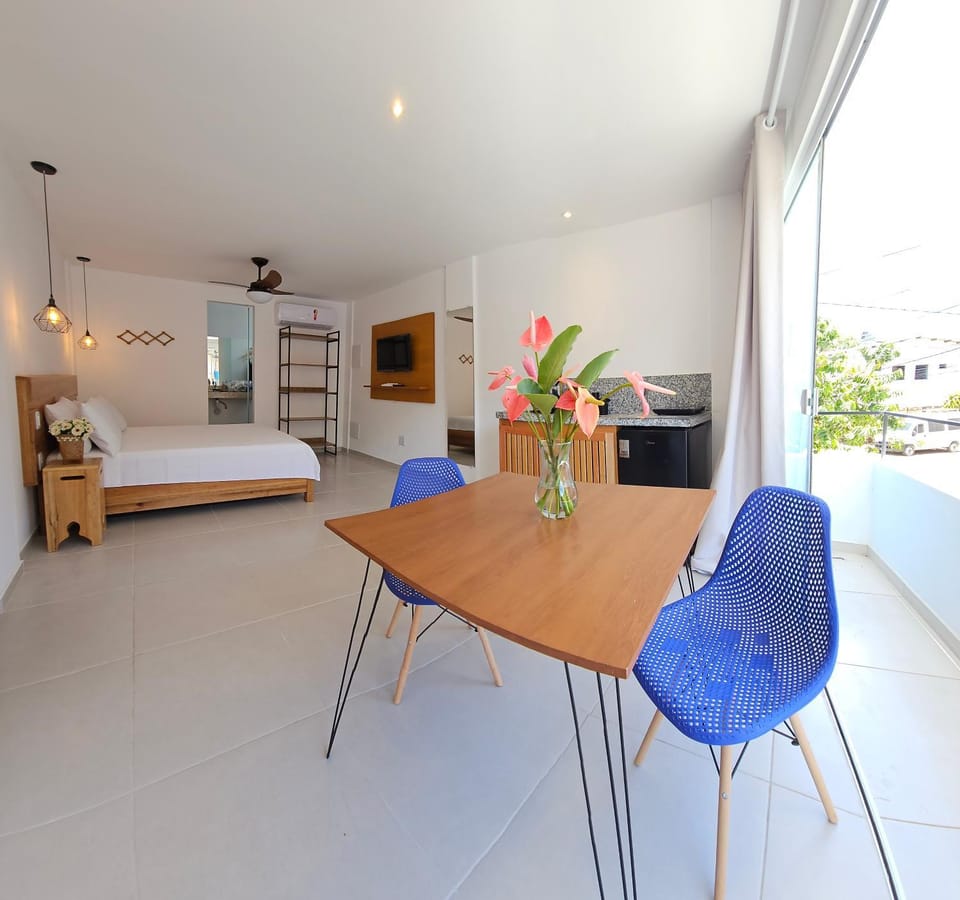 Bed, Kitchen or kitchenette, Photo of the whole room, Dining area, Bedroom, minibar, pet friendly