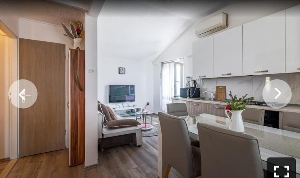 Kitchen or kitchenette, Living room, Seating area