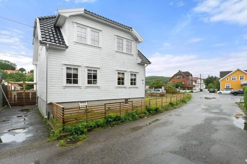 Property building, Neighbourhood, Street view, Location
