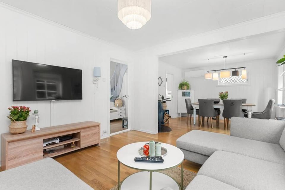 Communal lounge/ TV room, TV and multimedia, Living room, Seating area, Dining area
