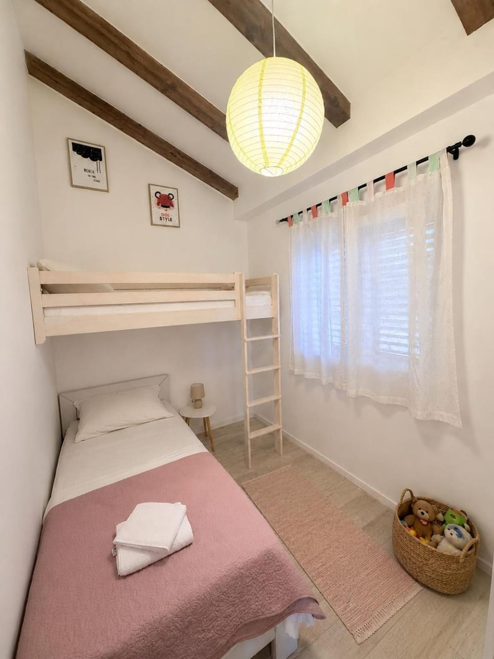 Bed, Bedroom, bunk bed, towels