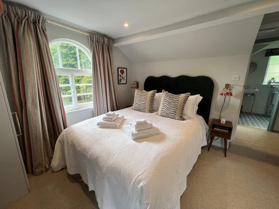 Bed, Bathroom, Photo of the whole room, Bedroom, towels