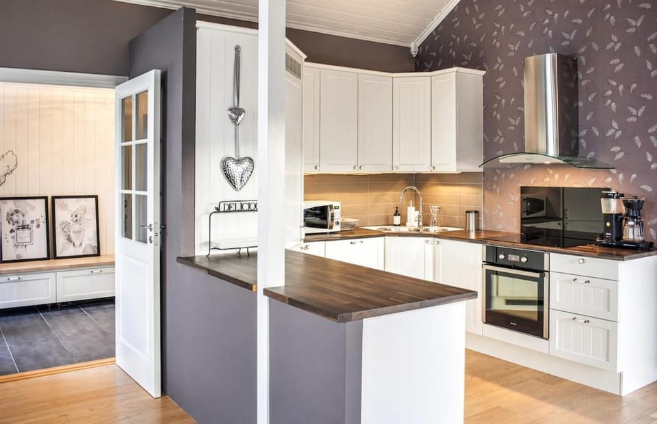Coffee/tea facilities, Kitchen or kitchenette, dishwasher, microwave, oven, stove, kitchen
